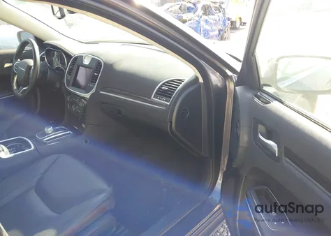 2021 Chrysler 300 Touring L Awd z USA, uszkodzony, nr VIN 2C3CCARG8MH657788